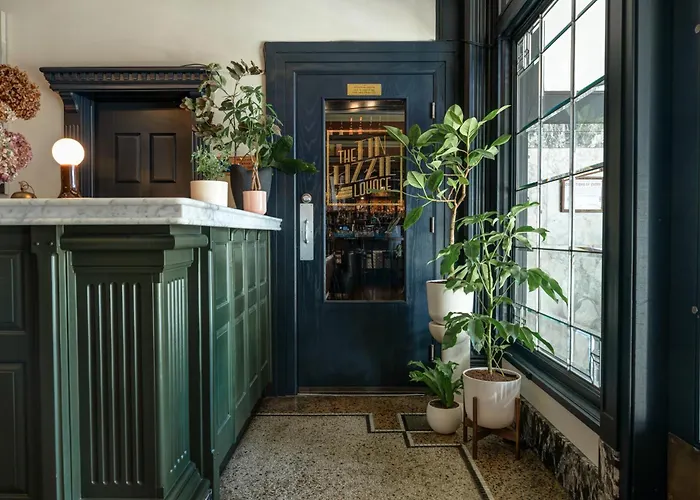 Marqueen Hotel - Newly Renovated